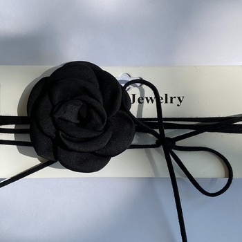 Kaklarota ar melnu rozi